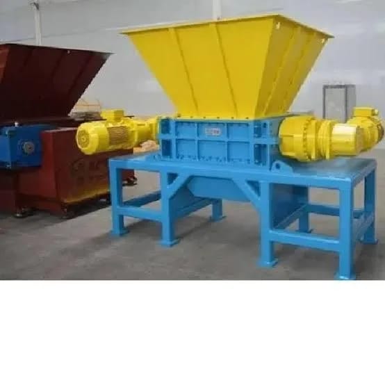 Double shaft shredder with twin drive motors and feed hopper